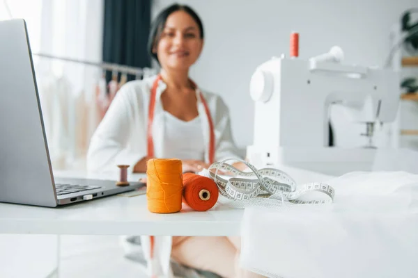 Máquina Coser Color Blanco Costurera Está Oficina Que Está Con —  Fotos de Stock