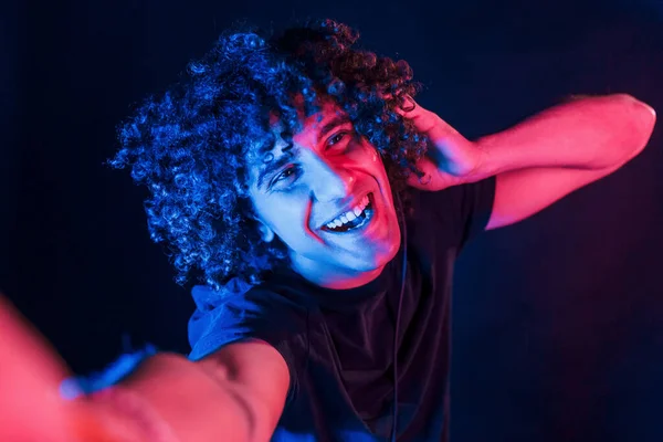 Preciso Selfie Jovem Homem Bonito Com Cabelo Encaracolado Está Dentro — Fotografia de Stock