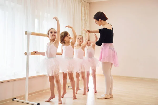 Treinador Ensina Crianças Pequenas Bailarinas Preparando Para Desempenho Praticando Movimentos — Fotografia de Stock