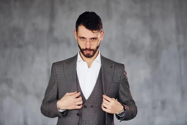 Contra Fundo Cinzento Homem Negócios Elegante Jovem Terno Casa Concepção — Fotografia de Stock