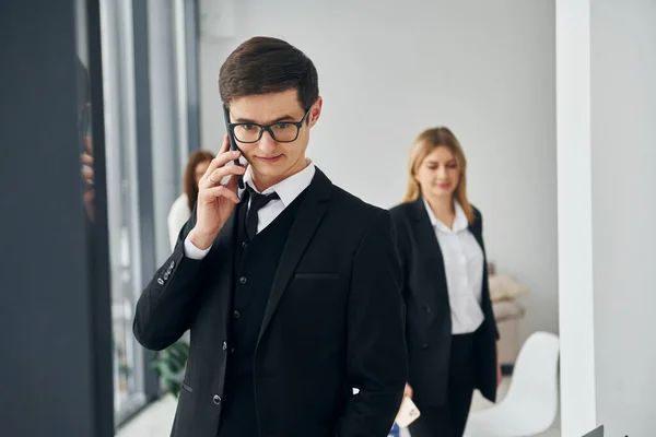 Homem Fala Por Telefone Grupo Pessoas Roupas Formais Oficiais Que — Fotografia de Stock