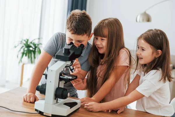 Con Microscopio Niños Divirtiéndose Habitación Doméstica Durante Día Juntos —  Fotos de Stock