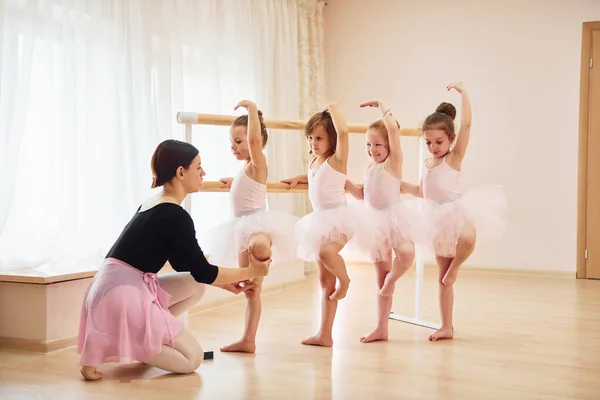 Praticar Pose Pequenas Bailarinas Preparando Para Desempenho — Fotografia de Stock