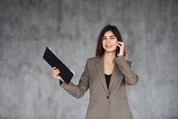 Pratar Telefon Ung Kvinna Formella Kläder Inomhus Begreppet Stil — Stockfoto