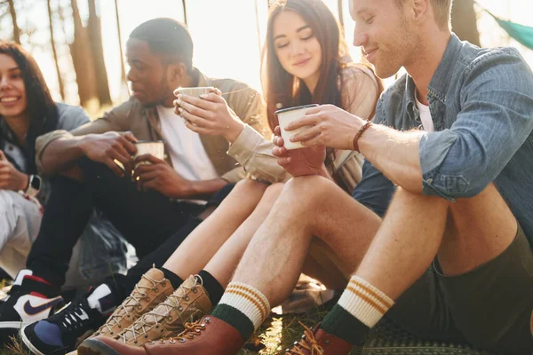 Praten Met Elkaar Groep Jongeren Reist Overdag Samen Door Het — Stockfoto