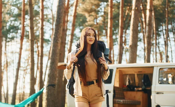 Autocarro Branco Mulher Está Viajando Sozinha Floresta Durante Dia Verão — Fotografia de Stock