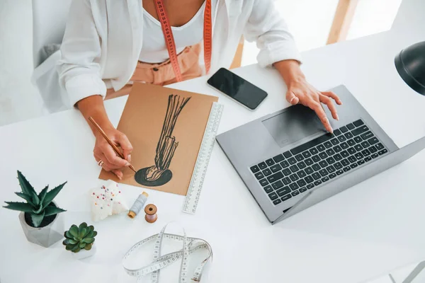 Usando Laptop Costurera Está Oficina Que Está Con Ropa Diferente — Foto de Stock