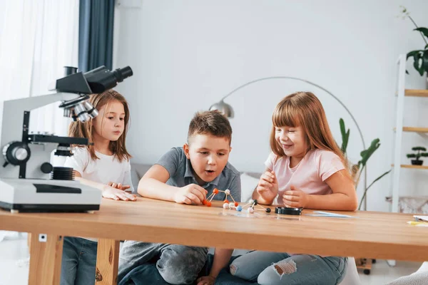 Använder Mikroskop Barn Som Har Roligt Vardagsrummet Tillsammans — Stockfoto