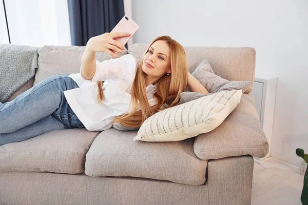 Smartphone Hands Young Woman White Shirt Jeans Home — Stock Photo, Image