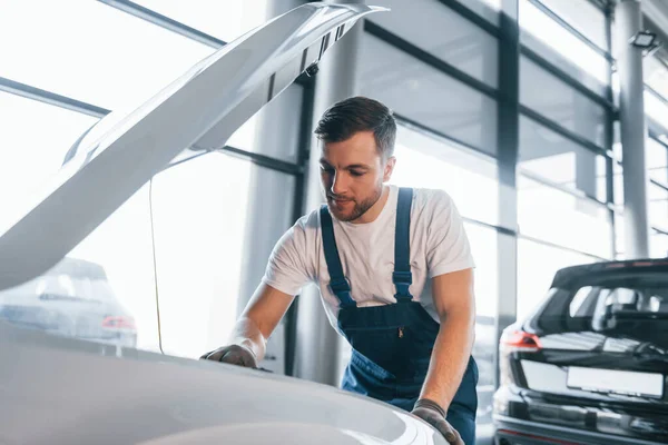 Kvalitní Služby Mladý Muž Bílé Košili Modré Uniformě Opravy Automobilů — Stock fotografie