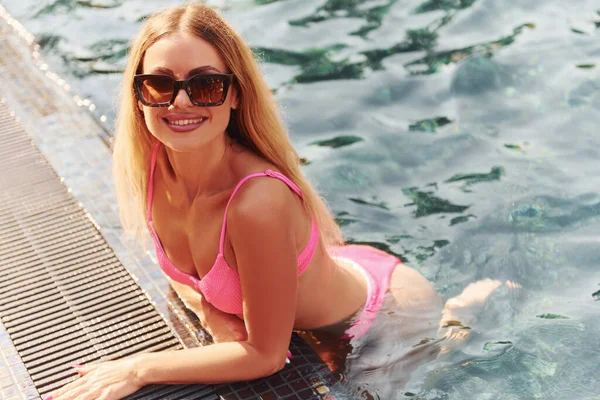 Emoções Positivas Jovem Tem Descanso Piscina Verão — Fotografia de Stock