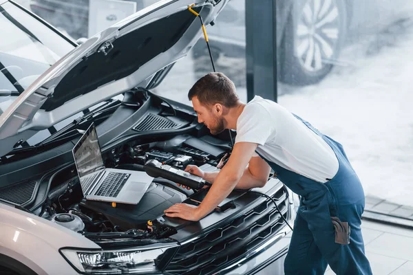 Verwendet Laptop Junger Mann Weißem Hemd Und Blauer Uniform Repariert — Stockfoto