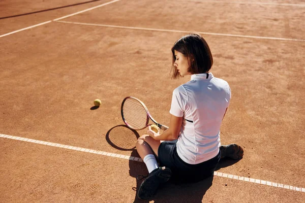 Rückansicht Tennisspielerin Steht Tagsüber Auf Dem Platz — Stockfoto