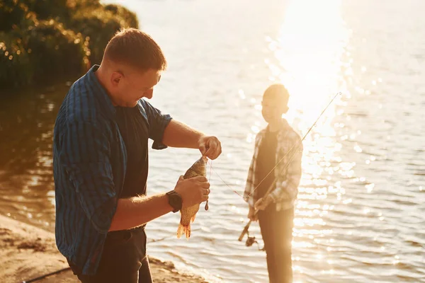 Yakalamayla Baba Oğul Yazın Birlikte Açık Havada Balık Avlıyorlar — Stok fotoğraf