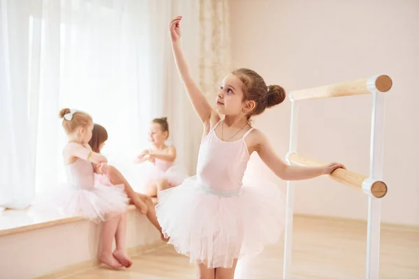 Posar Para Uma Câmara Pequenas Bailarinas Preparando Para Desempenho — Fotografia de Stock