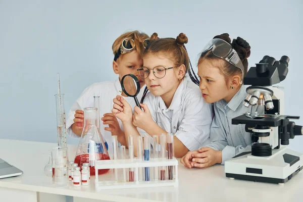 Діти Білих Халатах Грають Вчених Лабораторії Використовуючи Обладнання — стокове фото