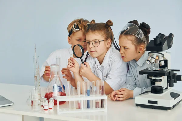 Children White Coats Plays Scientists Lab Using Equipment — Stock Photo, Image