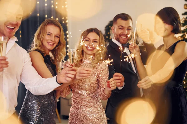 Com Brilhos Nas Mãos Grupo Pessoas Têm Uma Festa Ano — Fotografia de Stock