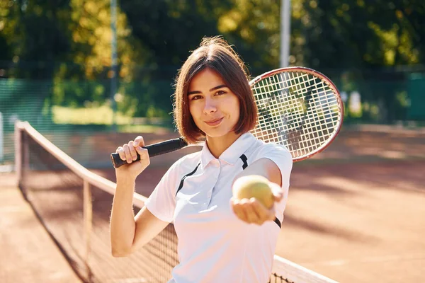 ラケットを手に立って 女子テニス選手は昼間はコートにいる — ストック写真