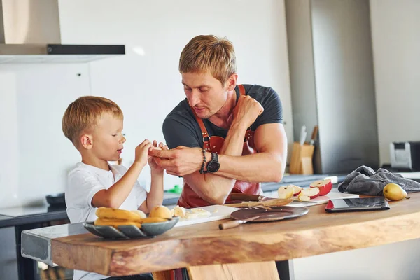 Healthy Food Father Son Indoors Home Together — Stock Photo, Image