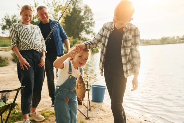 Emozioni Positive Padre Madre Con Figlio Figlia Sulla Pesca Insieme — Foto Stock