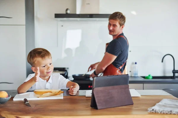 Utilizzo Tablet Imparare Cucinare Padre Figlio Sono Casa Insieme — Foto Stock