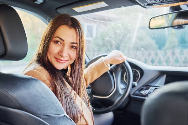 Fahrzeuginnenraum Frau Sitzt Modernem Schwarzen Auto — Stockfoto