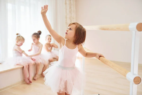 Posar Para Uma Câmara Pequenas Bailarinas Preparando Para Desempenho — Fotografia de Stock