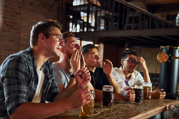 Futbolistas Gente Con Ropa Casual Sentada Pub — Foto de Stock
