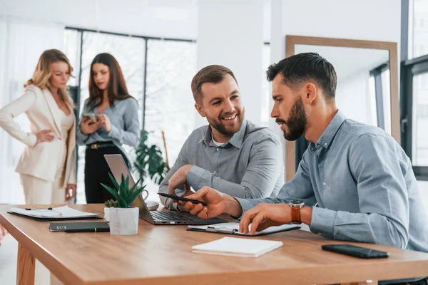 Con Ropa Formal Grupo Empresarios Que Trabajan Proyecto Oficina — Foto de Stock