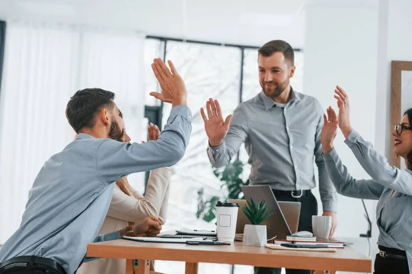 Usando Técnica Lluvia Ideas Grupo Empresarios Que Trabajan Proyecto Oficina — Foto de Stock