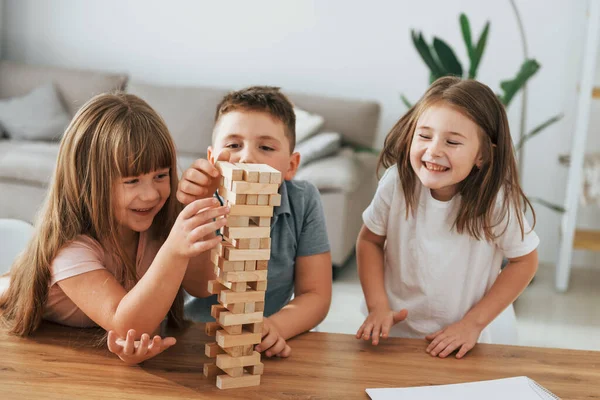 Een Torenspel Kinderen Vermaken Zich Overdag Huiskamer — Stockfoto