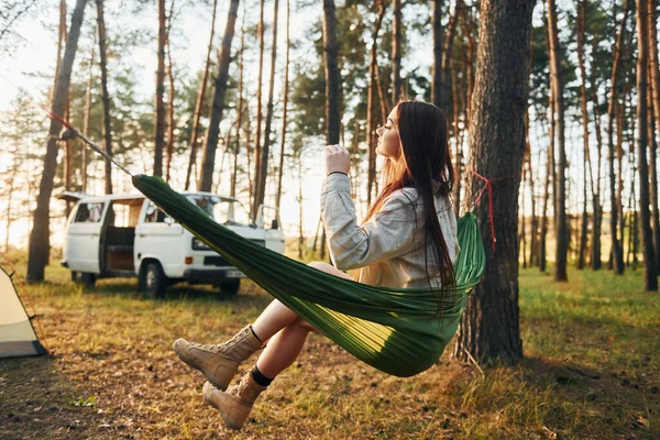 Turista Joven Descansando Mujer Viaja Sola Bosque Durante Día Verano — Foto de Stock