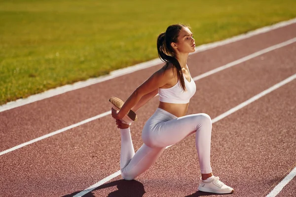 Atleta Enfocado Mujer Joven Ropa Deportiva Está Haciendo Ejercicio Aire — Foto de Stock