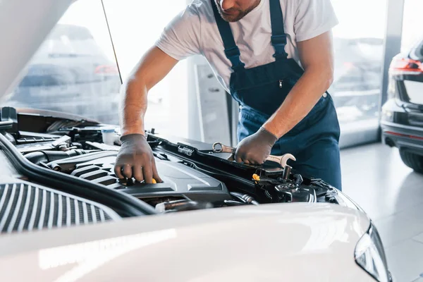 Kvalitní Služby Mladý Muž Bílé Košili Modré Uniformě Opravy Automobilů — Stock fotografie