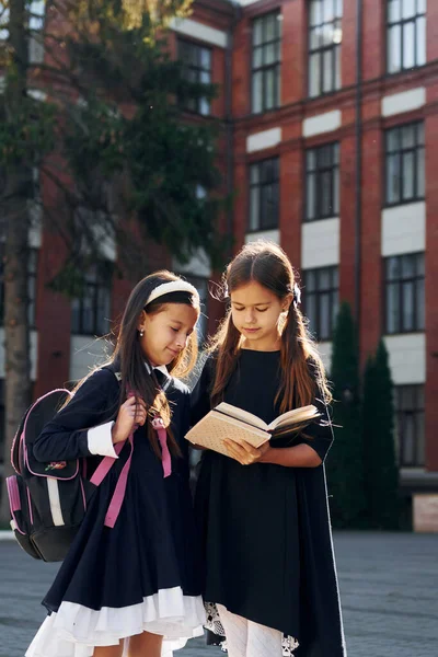 Mit Büchern Zwei Schülerinnen Stehen Gemeinsam Der Nähe Eines Schulgebäudes — Stockfoto