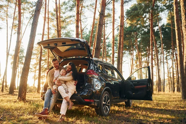 Avec Voiture Couleur Noire Heureuse Famille Père Mère Petite Fille — Photo