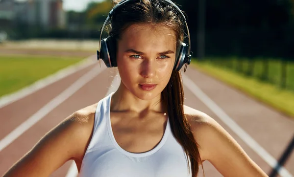 Retrato Mujer Joven Ropa Deportiva Que Está Haciendo Ejercicio Aire — Foto de Stock