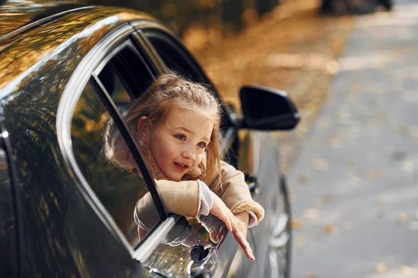 Niña Sentada Automóvil Negro Mirando Por Ventana —  Fotos de Stock