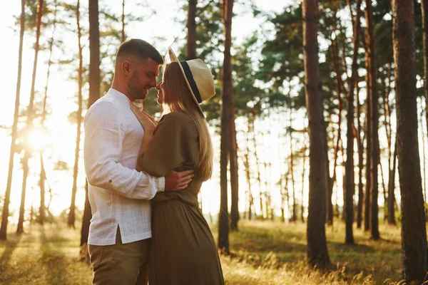 Abrazándose Mutuamente Pareja Feliz Está Aire Libre Bosque Durante Día —  Fotos de Stock