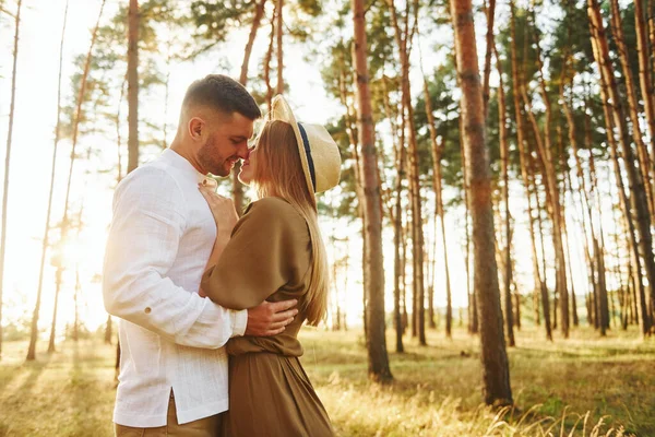 Bela Luz Solar Casal Feliz Está Livre Floresta Durante Dia — Fotografia de Stock