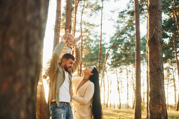 Alegría Felicidad Familia Padre Madre Hija Pequeña Está Bosque —  Fotos de Stock