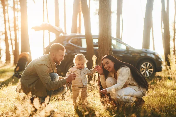 Sentado Suelo Familia Feliz Padre Madre Hija Pequeña Está Bosque —  Fotos de Stock