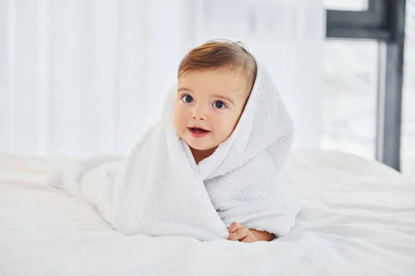 Białym Ręcznikiem Cute Little Baby Jest Wewnątrz Pokoju Domowym — Zdjęcie stockowe