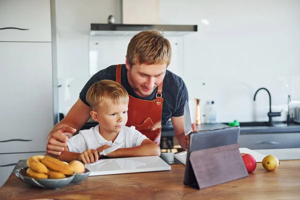 Learning How Cook Father Son Indoors Home Together — Stock Photo, Image