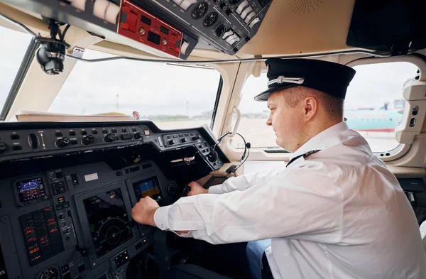 Pilot Offizieller Kleidung Sitzt Cockpit Und Steuert Flugzeug — Stockfoto