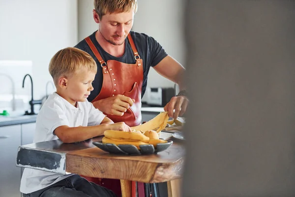 Sto Preparando Del Cibo Padre Figlio Sono Casa Insieme — Foto Stock