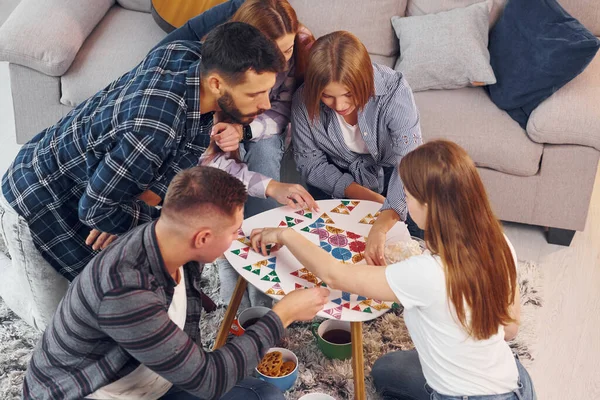 Jouer Jeu Puzzle Groupe Amis Faire Fête Intérieur Ensemble — Photo