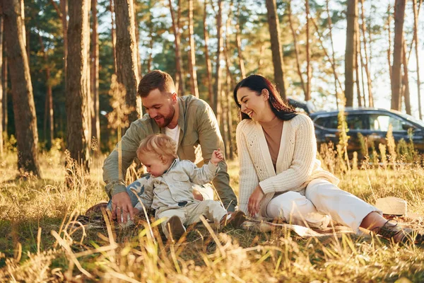 Emociones Positivas Familia Feliz Padre Madre Hija Pequeña Está Bosque —  Fotos de Stock