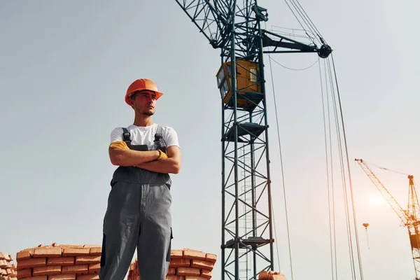 Con Grúa Fondo Joven Trabajador Construcción Uniforme Está Ocupado Edificio — Foto de Stock